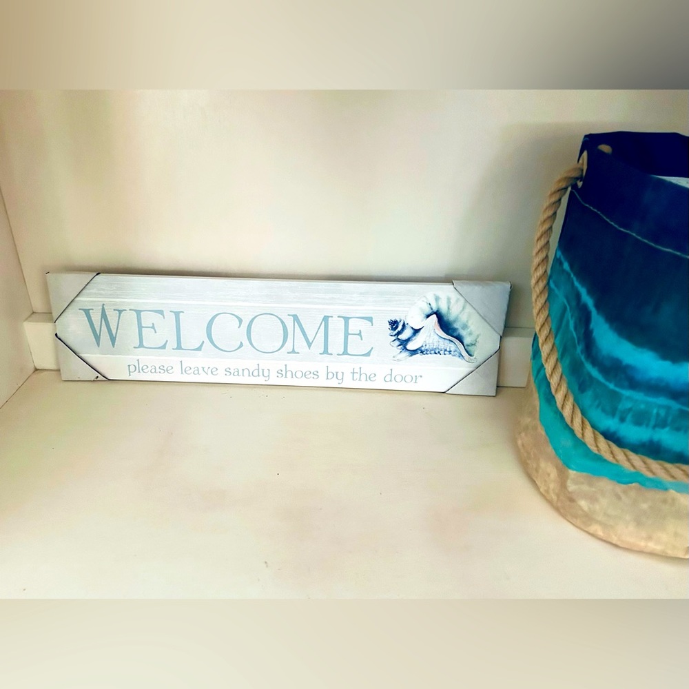 NWT-“WELCOME please leave sandy shoes by the door “ wood sign
